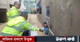 বান্দরবানে বন্যা দুর্গতদের রান্না করা খাবার পৌঁছে দিচ্ছে পুলিশ 