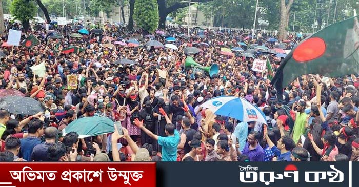 কেন্দ্রীয় শহীদ মিনারে আন্দোলনকারীরা, শুক্রবারের ছবি কেন্দ্রীয় শহীদ মিনারে আন্দোলনকারীরা, শুক্রবারের ছবি