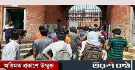 তালা ভেঙে ঢাবির হলে প্রবেশ করলো শিক্ষার্থীরা