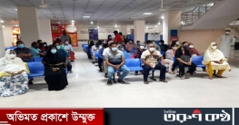 রাজধানীর ৩ কেন্দ্রে ফাইজারের টিকা নিতে ভিড়