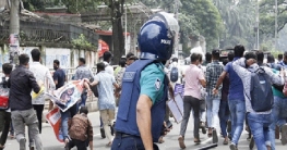 ই-অরেঞ্জ গ্রাহকদের মিছিলে পুলিশের লাঠিচার্জ