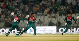 চার পেসার নাকি দুই স্পিনার?