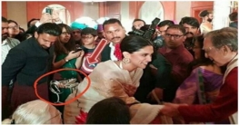 দীপিকার জুতা হাতে অনুষ্ঠানে রণবীর!