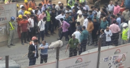 মোটরসাইকেলের পিছনে মা, ফিরে দেখেন বাসের নিচে মোটরসাইকেলের পিছনে মা, ফিরে দেখেন বাসের নিচে