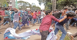 ছাত্রলীগের হামলা-মারপিট ঢাবিতে শিক্ষার্থীদের ঘেরাওয়ে