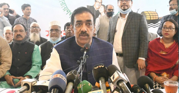 সাংবাদকর্মীদের সঙ্গে কথা বলছেন শামীম ওসমান। ফাইল ছবি