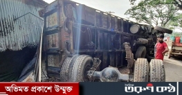 দাঁড়িয়ে থাকা রিকশায় ট্রাকের ধাক্কা, নিহত ৩ দাঁড়িয়ে থাকা রিকশায় ট্রাকের ধাক্কা, নিহত ৩