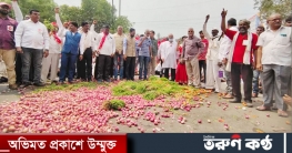 ভারতে কৃষকদের চোখে পানি আসছে পেঁয়াজের দামে