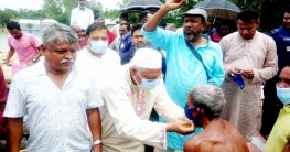 ইসলামপুরে বানভাসীদের মাঝে সংসদ ফরিদুল হক খান দুলাল এর মাস্ক বিতরন