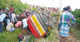 রামুতে বাস উল্টে নিহত, চলছে উদ্ধার তৎপরতা