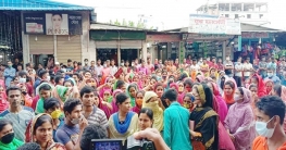 টঙ্গীতে পোশাক শ্রমিকদের বেতনের দাবিতে আন্দোলন