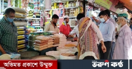 লকডাউন ঘোষণার সঙ্গে সঙ্গেই নিত্যপণ্যের বাজারে ভিড়