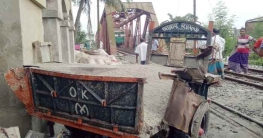 নওগাঁয় ট্রাকের সঙ্গে ট্রেনের সংঘর্ষ,৩ ঘন্টা পর চলাচল শুরু নওগাঁয় ট্রাকের সঙ্গে ট্রেনের সংঘর্ষ,৩ ঘন্টা পর চলাচল শুরু