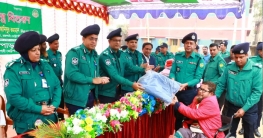 শীতার্তদের মাঝে আরএমপি পুলিশ কমিশনারের শীতবস্ত্র বিতরণ