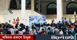 এলইডি স্ক্রিন চালু, ভোট গণনা দেখছেন শিক্ষার্থীরা