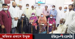 অধিনায়ক আকবর হোসেন স্মৃতি পরিষদের প্রবীণ মানুষের মাঝে ছড়ি বিতরণ