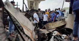 গভীর রাতে খিলগাঁও কাঁচাবাজারে অগ্নিকাণ্ড