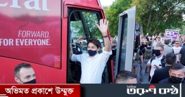 ট্রুডোকে লক্ষ্য করে পাথর নিক্ষেপ