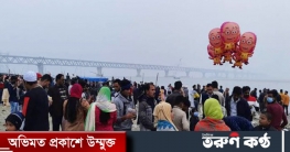 দর্শনার্থীদের উপচে পড়া ভিড়ে মুখরিত পদ্মা পাড়