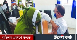 হাজীগঞ্জ প্রথম টিকা নিলেন ডা. সোয়েব আহমেদ