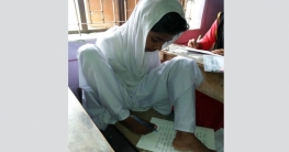 হাত নেই, পায়েই ভরসা বিউটির