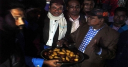 মাশরাফির জন্য স্বেচ্ছাসেবক লীগের মিষ্টি বিতরণ