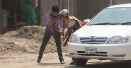শ্রমিককে রড দিয়ে পেটালেন পুলিশ সার্জেন্ট শ্রমিককে রড দিয়ে পেটালেন পুলিশ সার্জেন্ট