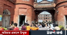 ঢাবিতে তালা ভেঙে হলে ঢুকলো শিক্ষার্থীরা!
