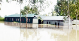 জামালপুরে ৪ লাখ মানুষ পানিবন্দি এবং রয়েছে খাদ্য সংকটে জামালপুরে ৪ লাখ মানুষ পানিবন্দি এবং রয়েছে খাদ্য সংকটে