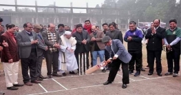 আন্দোলনে উত্তাল ঢাবি, ব্যাট হাতে মাঠে ভিসি