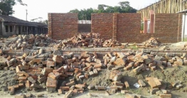 বাতাসে ধসে পড়লো নির্মাণাধীন স্কুলের দেয়াল