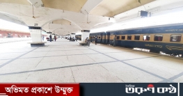 কমলাপুর স্টেশন ফাঁকা, গাদাগাদি কমিউটার ট্রেনে