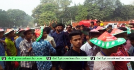 কৃষক সাজে সম্মেলনে যোগ দিচ্ছেন নেতাকর্মীরা