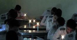 মোমবাতি জ্বালিয়ে চলছে এইচএসসি পরীক্ষা