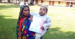 মায়ের কোলে চড়ে জেডিসি পরীক্ষায় অংশ নিল আব্দুল হামিদ