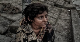 নর্দমার পাশে মেহজাবিন কি করছে?