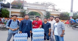 ইফতারে পথচারীদের মাঝে ফ্রি পানি বিতরণ ইফতারে পথচারীদের মাঝে ফ্রি পানি বিতরণ