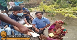 শরীয়তপুরে বন্যার্তদের আ`লীগ নেতা মোশারফ হোসেনের নগদ অর্থ বিতরণ
