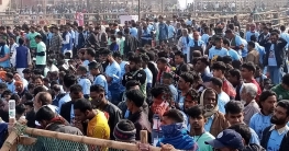 জনসভাস্থল উন্মুক্ত করতেই নেতাকর্মীদের ঢল নামে জনসভাস্থল উন্মুক্ত করতেই নেতাকর্মীদের ঢল নামে