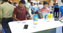 ছাড় ও উপহারে জমজমাট স্মার্টফোন মেলা