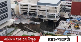 থাইল্যান্ডে হঠাৎ রাস্তার মাঝে ১৬০ ফুট গভীর গর্ত থাইল্যান্ডে হঠাৎ রাস্তার মাঝে ১৬০ ফুট গভীর গর্ত