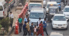 যেখানে রাস্তাজুড়েই মানুষ পারাপার