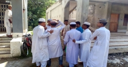 পরীক্ষার হলে ২০ ছাত্রের চুল কাটলেন অধ্যক্ষ