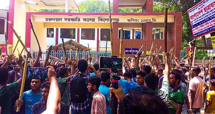 কিশোরগঞ্জে কোটাবিরোধী ও ছাত্রলীগের মধ্যে ধাওয়া-পাল্টা ধাওয়া