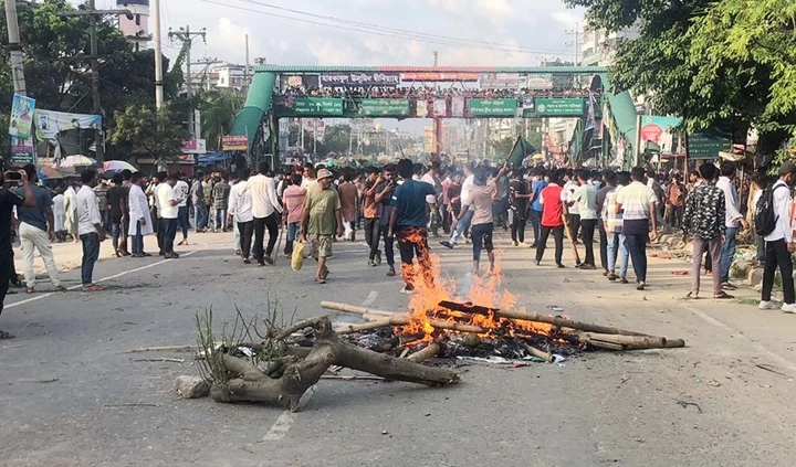 নরসিংদীতে ঢাকা-সিলেট মহাসড়ক অবরোধ, সাংবাদিকসহ আহত ৫