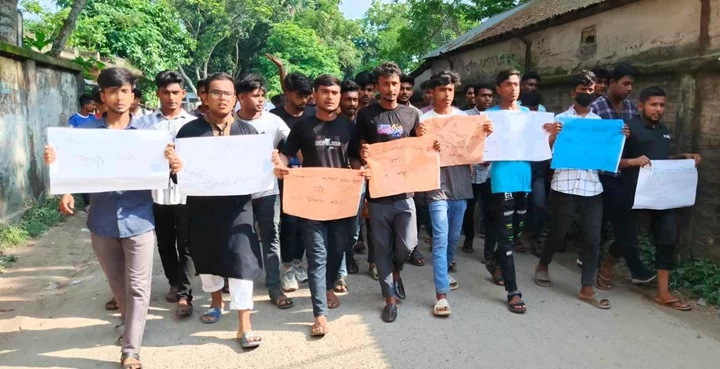 কোটা সংস্কারের দাবিতে সরিষাবাড়ীতে বিক্ষোভ মিছিল