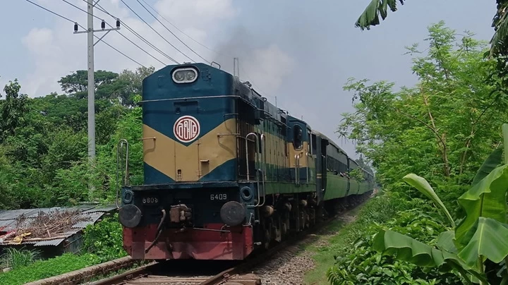 ৬ দিন পর রাজশাহী ষ্টেশন থেকে ট্রেন চলাচল শুরু