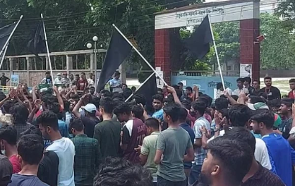 ঠাকুরগাঁওয়ে শিক্ষার্থীদের বিক্ষোভ, সড়ক অবরোধ