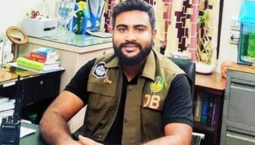 ডিবির সাবেক এসআই মাহবুবকে গণপিটুনি দিয়ে পুলিশে সোপর্দ