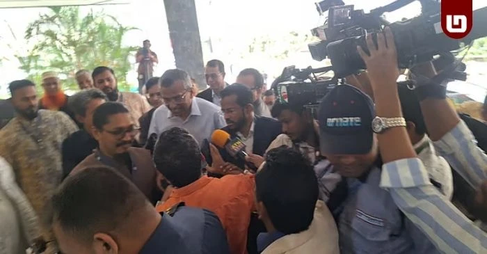 মোস্তাকুর রহমান আজ বাংলাদেশ ব্যাংকে যোগ দিয়ে কাজ শুরু করলেন